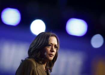 Kamala Harris visita Carolina del Norte, epicentro del desastre causado por Helene