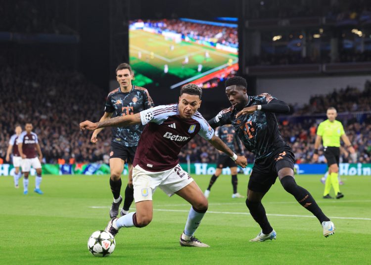 Birmingham (United Kingdom), 02/10/2024.- Morgan Rogers of Aston Villa (C) in action against Alphonso Davies of Bayern (R) during the UEFA Champions League soccer match between Aston Villa and Bayern Munich in Birmingham, Britain, 02 October 2024. (Liga de Campeones, Reino Unido) EFE/EPA/NEIL HALL