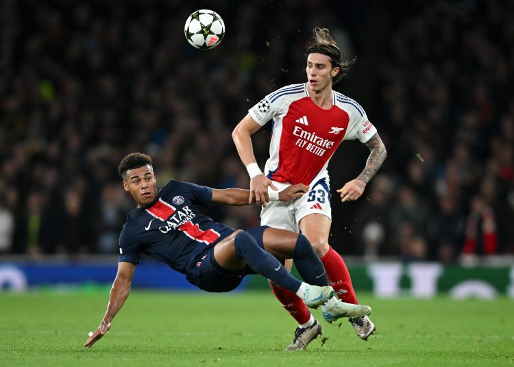 London (United Kingdom), 01/10/2024.- Riccardo Calafiori (R) of Arsenal in action against Desire Doue of PSG during the UEFA Champions League match between Arsenal and Paris Saint-Germain in London, Britain, 01 October 2024. (Liga de Campeones, Reino Unido, Londres) EFE/EPA/DANIEL HAMBURY