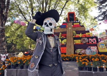 Enormes altares destacan en México por Día de Muertos