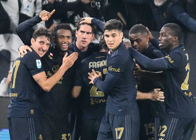 Turin (Italy), 19/10/2024.- Juventus' players jubilate after the owngoal of Lazio's Mario Gila during the Italian Serie A soccer match Juventus FC vs SS Lazio at the Allianz Stadium in Turin, Italy, 19 October 2024. (Italia) EFE/EPA/ALESSANDRO DI MARCO