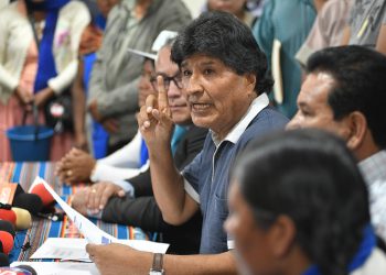 Evo Morales amenaza con bloquear Bolivia si lo capturan