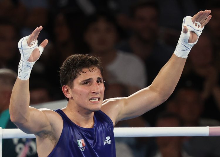 Paris (France), 06/08/2024.- Marco Alonso Verde Alvarez of Mexico (blue) celebrates winning against Lewis Richardson of Great Britain (not pictured) after their Men's 71kg semifinal of the Boxing competitions in the Paris 2024 Olympic Games, at Roland Garros in Paris, France, 06 August 2024. (Francia, Gran Bretaña, Reino Unido) EFE/EPA/MOHAMMED BADRA