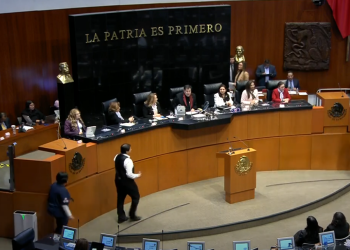 Se confrontan en sesión solemne del Senado para conmemorar el 71 aniversario del voto femenino