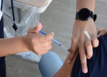 Inicia campaña nacional de vacunación contra Influenza y COVID-19