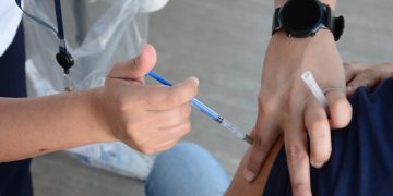 Inicia campaña nacional de vacunación contra Influenza y COVID-19