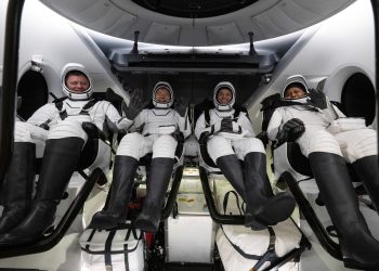 Hospitalizan a astronauta que aterrizó en Florida tras meses en la EEI