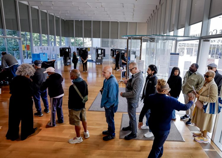 Atlanta (United States), 16/10/2024.- Voters wait in line to cast their ballots during Advance Voting (Early Voting) in Georgia for the US presidential election and other races at the main Dekalb County Voter Registration and Elections Office in Decatur, Georgia, USA, 16 October 2024. Early voting continues through 30 October for the 05 November Election Day. (Elecciones) EFE/EPA/ERIK S. LESSER