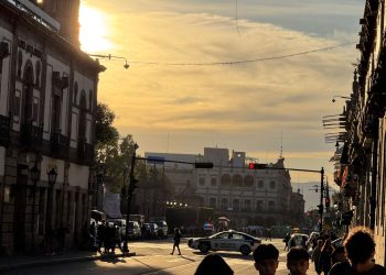 Hombre despoja a policía de su arma y se quita la vida en pleno centro de Morelia