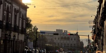 Hombre despoja a policía de su arma y se quita la vida en pleno centro de Morelia