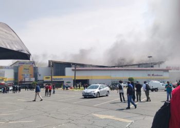 Desalojan plaza Las Américas en Ecatepec por incendio