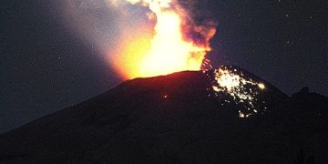 Popocatépetl registra varios episodios de tremor, acompañados de material incandescente