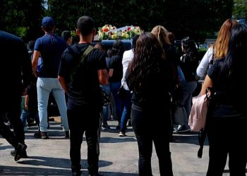 Dan último adiós a reportero asesinado en Michoacán