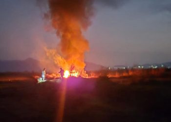 Estallan camionetas “huachicoleras” en Ajacuba, Hidalgo