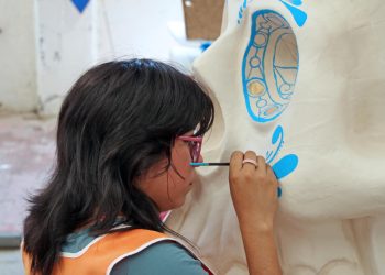 Artesanos elaboran calaveras gigantes para celebrar el Día de Muertos