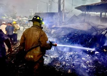Se incendia mercado central de Acapulco por segunda ocasión y consume 25 locales