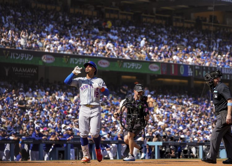 Los Angeles (United States), 14/10/2024.- Mets Francisco Lindor celebrates after hitting a home run during the first inning of game two of the Major League Baseball (MLB) National League Championship Series between the New York Mets and the Los Angeles Dodgers in Los Angeles, California, 14 October 2024. The National League Championship Series is the best-of-seven games and the winner will face the winner of the American League Championship Series in the World Series. (Liga de Campeones, Nueva York) EFE/EPA/ALLISON DINNER
