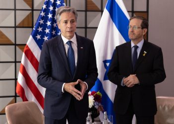 Blinken pide poner fin a la guerra y aborda con Arabia Saudí la reconstrucción de Gaza