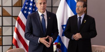 Blinken pide poner fin a la guerra y aborda con Arabia Saudí la reconstrucción de Gaza