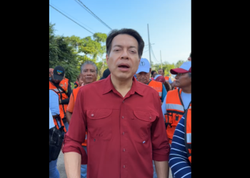 Mario Delgado supervisa acciones de limpieza en escuelas afectadas por John en Guerrero