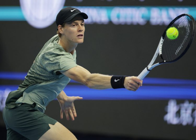 Beijing (China), 01/10/2024.- Jannik Sinner of Italy in action during his Men's Singles semifinal match against Yunchaokete Bu of China at the China Open tennis tournament in Beijing, China, 01 October 2024. (Tenis, Italia) EFE/EPA/ANDRES MARTINEZ CASARES