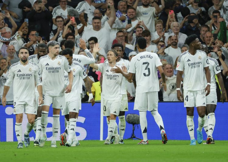 MADRID, 05/10/2024.- Los jugadores del Real Madrid celebran el gol marcado por su compañero Vinicius Jr ante el Villarreal durante el partido de la jornada 9 de Liga que disputan Real Madrid y Villarreal CF este sábado en el estadio Santiago Bernabéu. EFE/Zipi Aragón