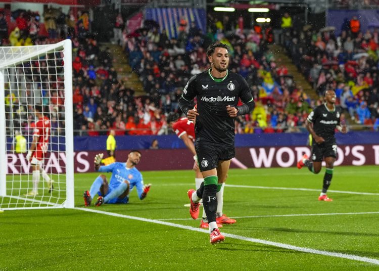 GERONA, 02/10/2024.- Los jugadores del Feyenoord celebran el tercer gol del equipo durante el partido de Liga de Campeones de fútbol entre el Girona y el Feyenoord, este miércoles en el estadio de Montilivi. EFE/ Siu Wu