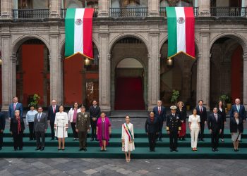 Sheinbaum ratifica los nombramientos de su gabinete y toman su primera foto oficial