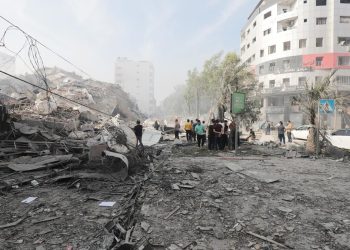 Camiones de ayuda humanitaria detenidos en un puesto de control israelí.
