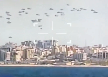 Lanzan desde el aire sobre el sur de Gaza 81 paquetes con ayuda humanitaria
