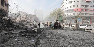 Camiones de ayuda humanitaria detenidos en un puesto de control israelí.
