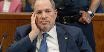 El nuevo juicio contra Harvey Weinstein se retrasa hasta 2025