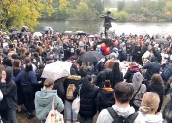 Cientos de seguidores de One Direction rinden homenaje a Payne en el londinense Hyde Park