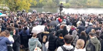 Cientos de seguidores de One Direction rinden homenaje a Payne en el londinense Hyde Park