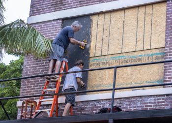 Emiten alerta de tornados para zonas del sur de Florida por huracán Milton