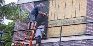 Emiten alerta de tornados para zonas del sur de Florida por huracán Milton
