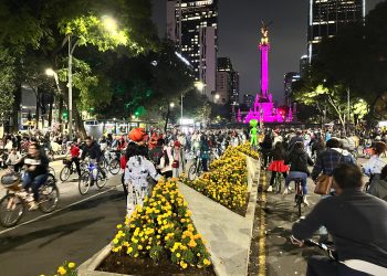 Más de 90 mil personas asisten al Paseo Nocturno por Día de Muertos