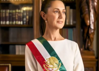 Claudia Sheinbaum se toma la foto oficial como presidenta de México