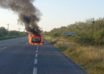 Se incendia camioneta en carretera federal de Tamaulipas