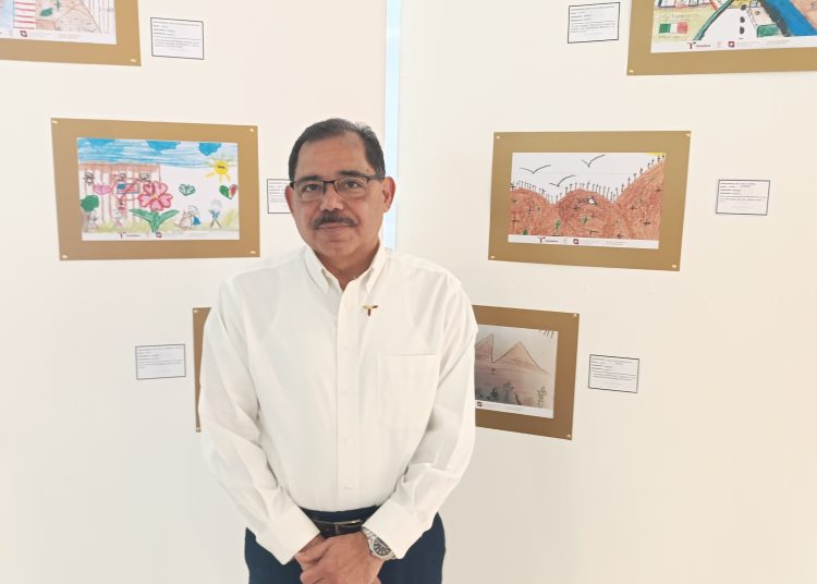 Juan José Alvarado, en una exposición de dibujos de niños migrantes