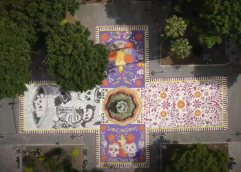 Día de Muertos: Monumental tapete se exhibe en el Zócalo de Puebla