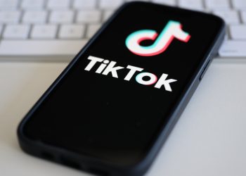En EU demandan a TikTok por dañina para la salud mental infantil
