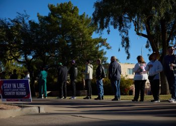 Arizona vota en colegios electorales blindados con guardias, drones y perímetros vallados