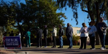 Arizona vota en colegios electorales blindados con guardias, drones y perímetros vallados