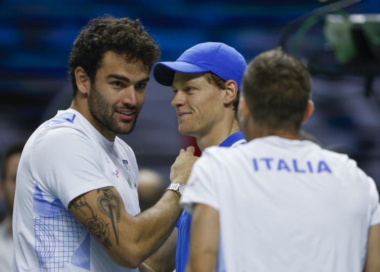 Málaga, 24/11/2024.- Los italianos Matteo Berrettini (i) y Jannik Sinner, celebran su victoria en la final de la Copa Davis tras derrotar a Paises Bajos en los encuentros que han disputado hoy domingo en el Pabellón José María Martín Carpena de Málaga. EFE/ Jorge Zapata.