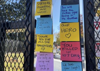 Dejan mensajes y flores en la residencia de Harris tras su derrota