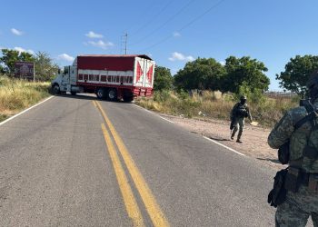 Bloquean la carretera Mazatlán-Culiacán en La Cruz con ponchallantas y vehículos pesados