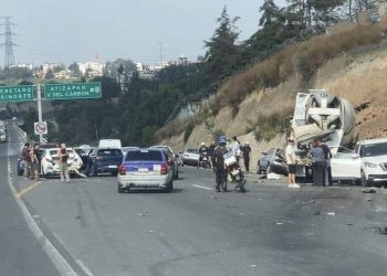 Revolvedora sin frenos se fue contra una decena de autos en la Chamapa-Lechería