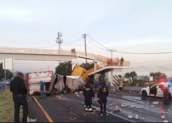 Cierran la Texcoco-Calpulalpan por volcadura de tráiler