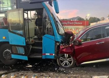 Muere mujer al chocar camioneta contra el Mexibús en Coacalco